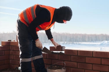 ГП-1 Выполнен монтаж вертикальных монолитных конструкций и плиты перекрытия 14 этажей, кладка 11-го этажа, кабельных линий, монтаж окон и оштукатуривание стен, стяжка демо этажа.